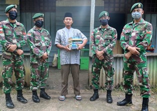 Satgas Yonif 411 Kostrad Berikan Al Quran Kepada Guru Ngaji di Tapal Batas
