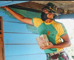 Prajurit TNI�Satgas�Yonif�411 Kostrad Bantu Warga Binaan di Perbatasan