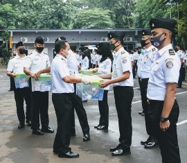 Kepala Bakamla Berikan Bingkisan Lebaran� Bingkisan Lebaran