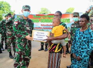 HUT Kodam Cenderawasih ke-57, Kodim Merauke Bagikan Ratusan Paket Sembako ke Masyarakat�