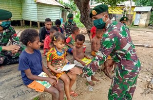 Hari Buku Nasional, Yonif 411 Kostrad Bagikan Buku Bacaan di Perbatasan�RI-PNG