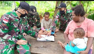 Satgas�Pamtas Yonif�411 Kostrad Berajangsana dengan Masyarakat Perbatasan