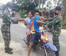 Satgas Raider 300 Bagikan Masker ke Masyarakat Kampung Wonorejo