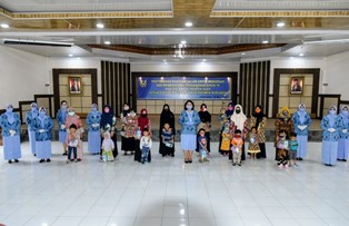 Di Tengah Pencegahan Covid-19,Ny.Irenne Moningka Bagikan Paket Bantuan