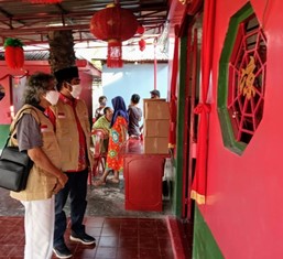 Salurkan Sembako, PB Gerakan Nahdlatul Ulama Peduli Covid 19 Datangi Kelenteng