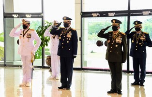 Panglima TNI Sematkan Tanda Kehormatan Bintang Dharma ke Kasal dan Kasau
