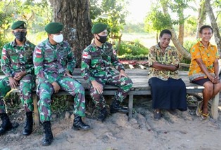 Prajurit Yonif 411 Kostrad Anjangsana Rumah Warga Sota Jalin Silaturahmi