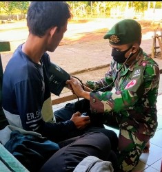 Prajurit TNI Yonif 411 Kostrad Tolong Korban Kecelakaan di Jalan Trans Papua