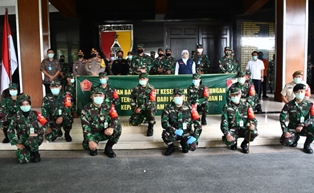 Pangkogabwilhan II Serahkan Bantuan Alkes dan Tenaga Medis di Jatim