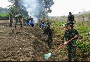 Srikandi Lanud Rsn Bersihkan Lahan Ketahanan Pangan