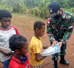 Prajurit Yonif 411 Kostrad Hadiahi Buku Pelajaran Memotiviasi Anak Belajar di Rumah