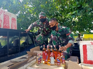 Satgas Yonif 754 Kostrad Amankan 312 Botol Miras Ilegal di Papua