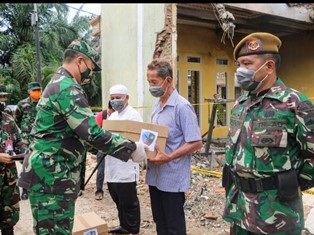 Danlanud Rsn Serahkan Bantuan dan Piagam Kepada 6 Personil dan 2 Warga