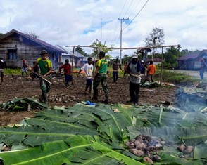 Satgas 754 Kostrad Bakar Batu Bersama Masyarakat Kiliarma Eratkan Silaturahmi