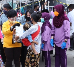 OASE, Dharma Pertiwi dan Bhayangkari Bagikan Paket Sembako Masyarakat Cilincing