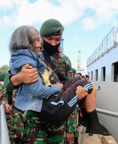 Nenek Sumiyati Pulang Kampung Naik KRI Banda Aceh Bersama Satgas Yonif 411 �