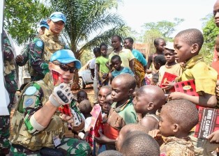 Satgas�TNI�RDB Berhasil�Damaikan�Pertikaian Suku Desa Kashege�Kongo �