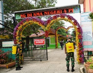 Lanud Rsn Semprot Disinfektan di SMAN 4 Pekanbaru
