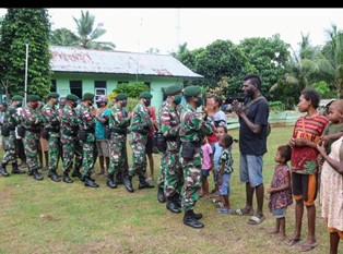Haru Warga Papua Saat Berpisah dengan Satgas Pamtas Kostad �