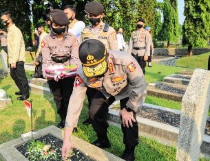 HUT Bhayangkara ke-74, Kapolri Pimpin Upacara dan Tabur Bunga di TMP Kalibata