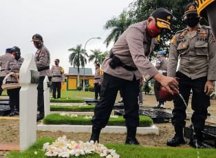 HUT Bhayangkara, Wakapolda Kepri Pimpin Upacara dan Ziarah
