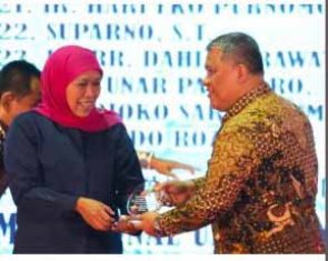 Tutup Usia, Khofifah Beri Penghargaan Lencana ke Kepala Bappeda Jatim