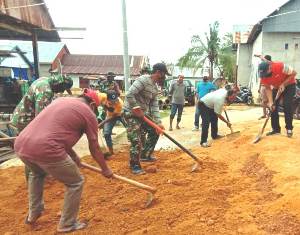 Bupati Kolaka Ayunkan Sekop Bersama TMMD 108