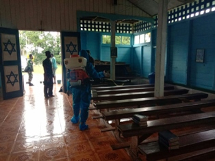 Cegah Covid-19, Satgas Kostrad Lakukan Penyemprotan Disinfektan dan Ukur Suhu Badan Serta Pembagian Masker di Gereja