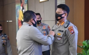 Kapolri Berikan Penghargaan Pin Emas ke Dirlantas Polda Sumbar