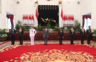 Presiden Jokowi Lantik 750 Perwira TNI-Polri