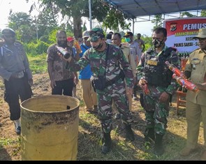 Sambut Hari Bhayangkara ke-74,�TNI-Polri Musnahkan 1.034 Botol Miras