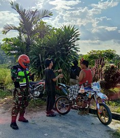 Babinsa Gelar Patroli Temukan Warga main Layang-Layang