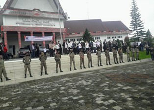 Kantor Bupati Didemo Pedagang Kaki Lima, Bupati 