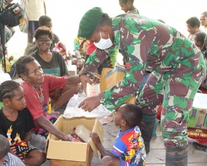 Satgas Yonif Kostrad Dukung Pemerintah Kawal Langsung Bantuan Masyarakat di Jila
