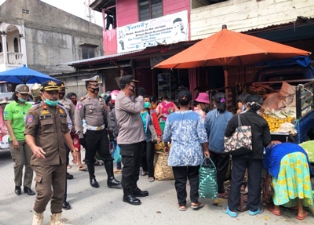 Polres Humbahas Bersama Tim Gabungan Terapkan Pendispilinan Prokes di Pasar Doloksanggul