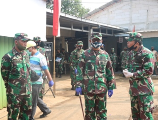 Peduli Lingkungan, Kodiklat TNI Bangun Drainase Masyarakat Melalui Karya Bhakti