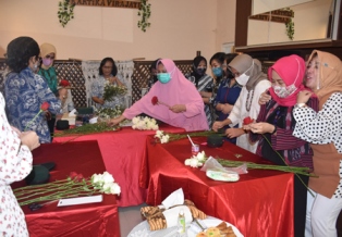 Persit Seskoad Isi Moment Proklamasi dengan Merangkai Bunga