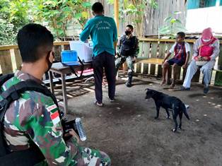 Prajurit Satgas Yonif MR 413 Bantu Posyandu di Kampung Kibay