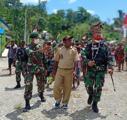 Warga Kibay Sambut Kedatangan Dansatgas Yonif 413 Bremoro Tarian Suling Tambur