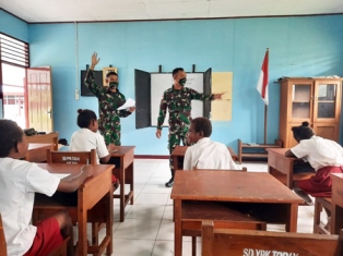 Prajurit Pamtas Yonif 125/Simbisa Bantu Mengajar di Sekolah Dasar Warga Perbatasan
