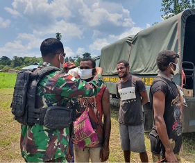 Satgas Pamtas RI-PNG Yonif 413 Kostrad Gelar Sosialisasi Covid-19 di Kampung Skofro