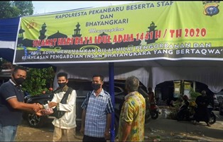 Rayakan Idul Adha 1441 H, Polresta Pekanbaru Bagikan 1300 Kantong Daging Kurban