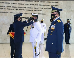 Panglima TNI Sematkan�Tanda Kehormatan Bintang Angkatan Kelas Utama�ke Kasal dan Kasau