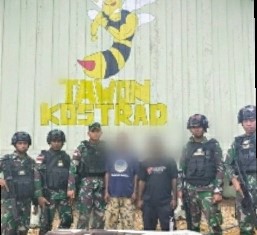 Satgas Yonif 413 Kostrad Terima Senjata Rakitan dari Warga Koya Barat
