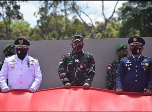 HUT RI ke-75, Korem 174 Merauke Bentangkan Bendera Merah Putih di Titik 0 Km PLBN Sota