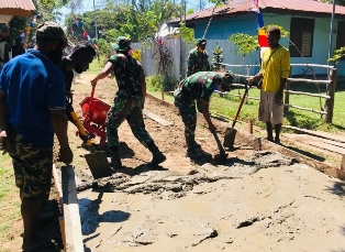 Prajurit Satgas Yonif 125 Bersama Warga Bangun Jalan di Balai Kampung Rawa Biru �