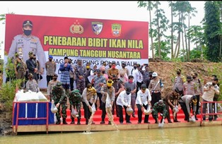 Sukses Program Jaga Kampung, Kabaharkam Polri Puji Keberhasilan Polda Riau