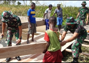 Prajurit Pamtas Yonif 125 Bersama Warga Perbaiki Dermaga di Ujung Muara Kampung