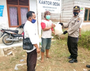 Polres Humbahas Berikan Bansos Warga di TIga Dusun Desa Sion VII Parlilitan