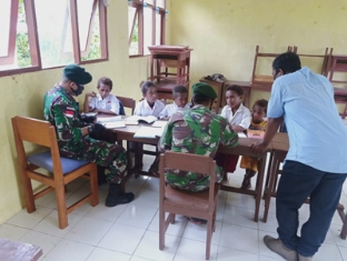 Prajurit Satgas Yonif 413 Bremoro Kembali Mengajar ke Sekolah